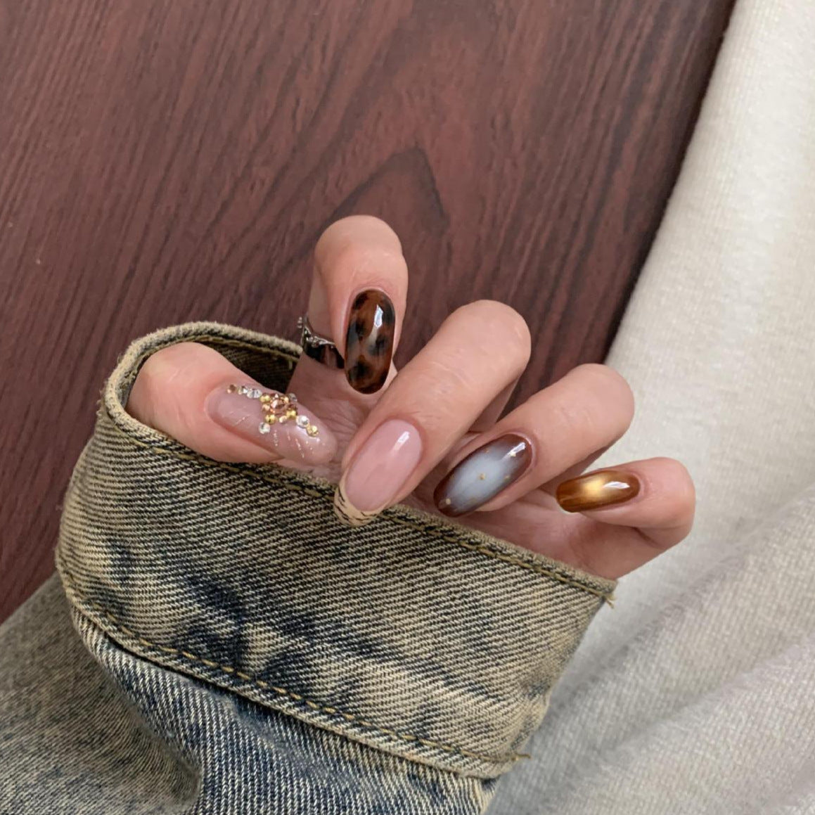 Kunstnagelset mit Eleganten Mustern und Glitzerakzenten Brehn