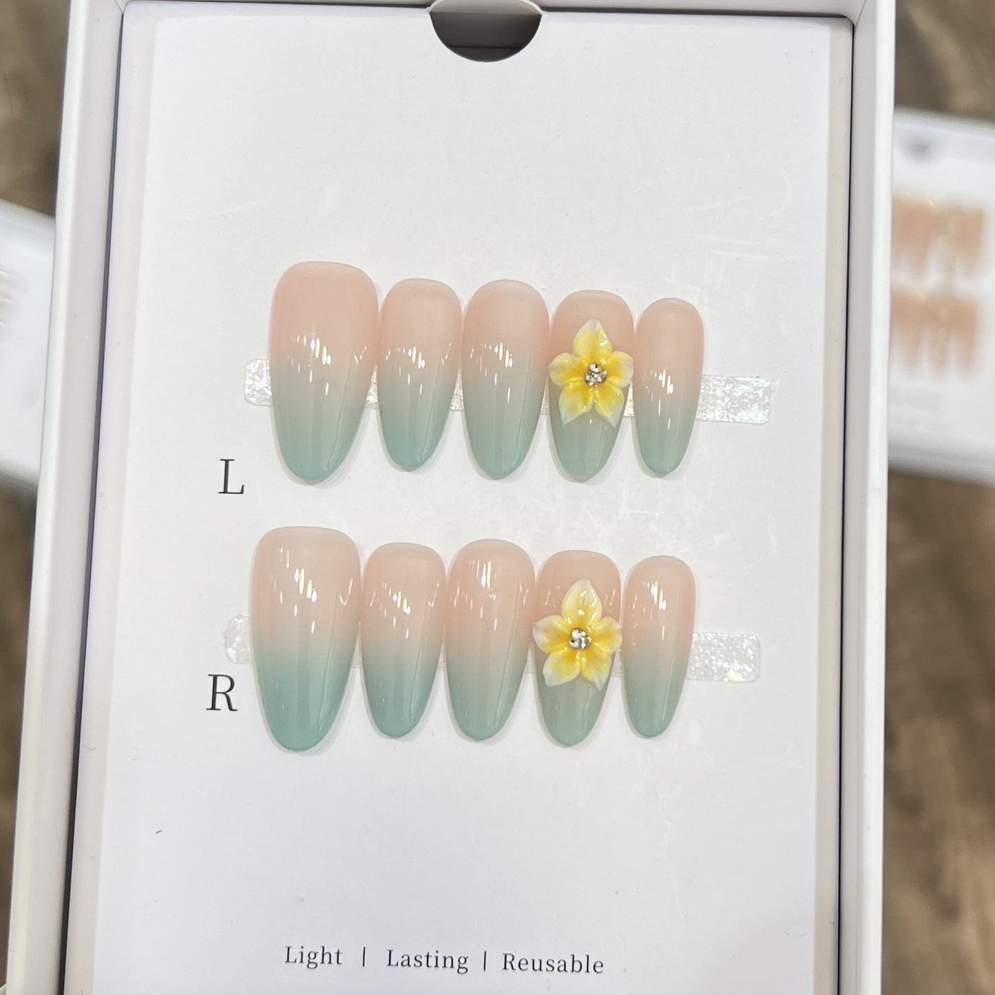 Elegante Ombre Press-On Nagelset mit floralen Akzenten Brehn
