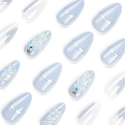Kunstvolle Stiletto-Nägel mit eleganten Glitzer- und floralem Design Brehn