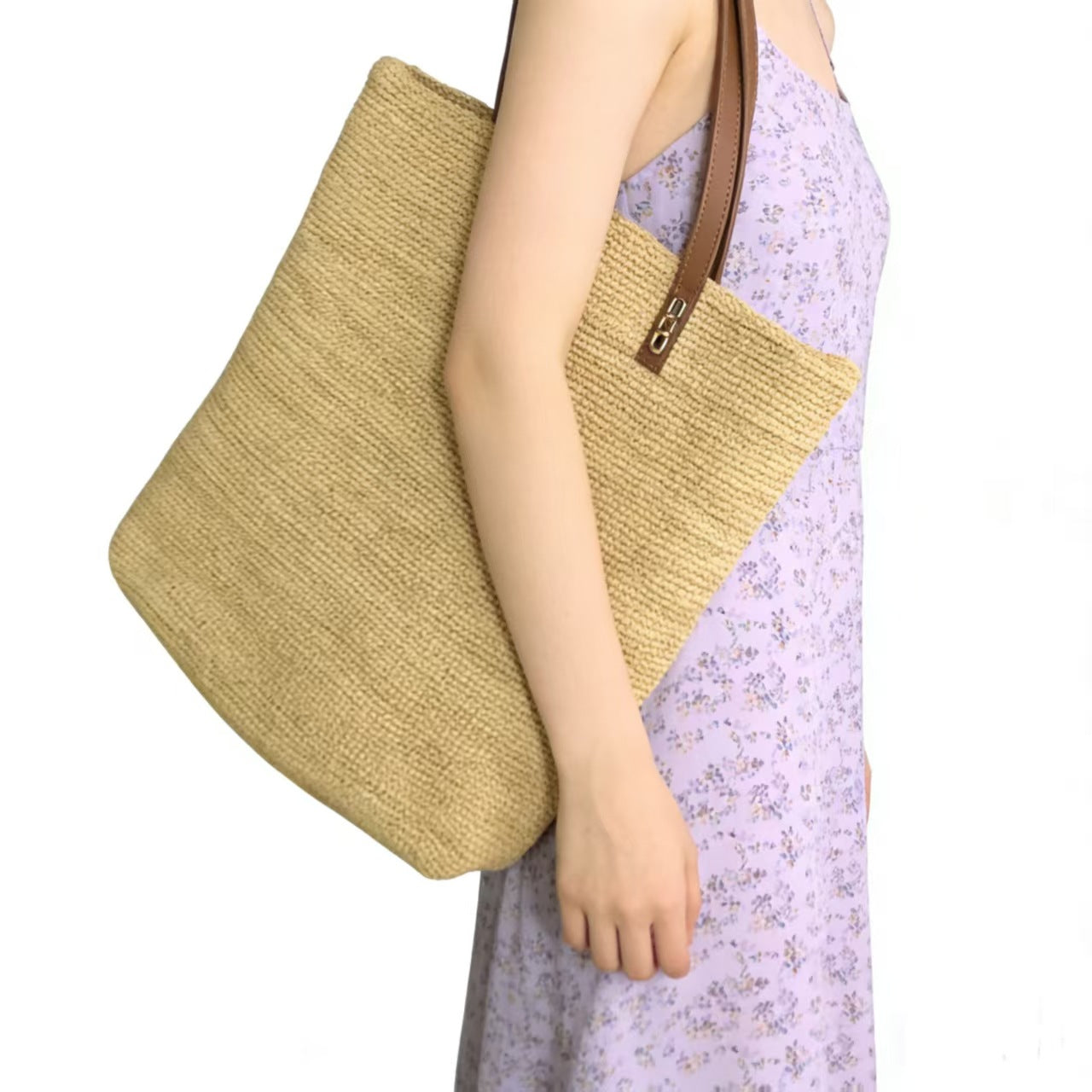 Handtasche Aus Nachhaltig Gewebtem Naturmaterial mit Eleganten Ledergriffen Brehn