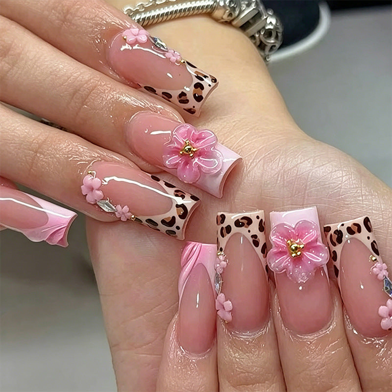 Exklusive Kunstnägel mit elegantem Tiermotiv und Glitzerakzenten Brehn