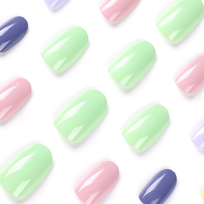 Kunstvolle Nagelkunst mit sanften Farben und Hochglanz-Finish Brehn