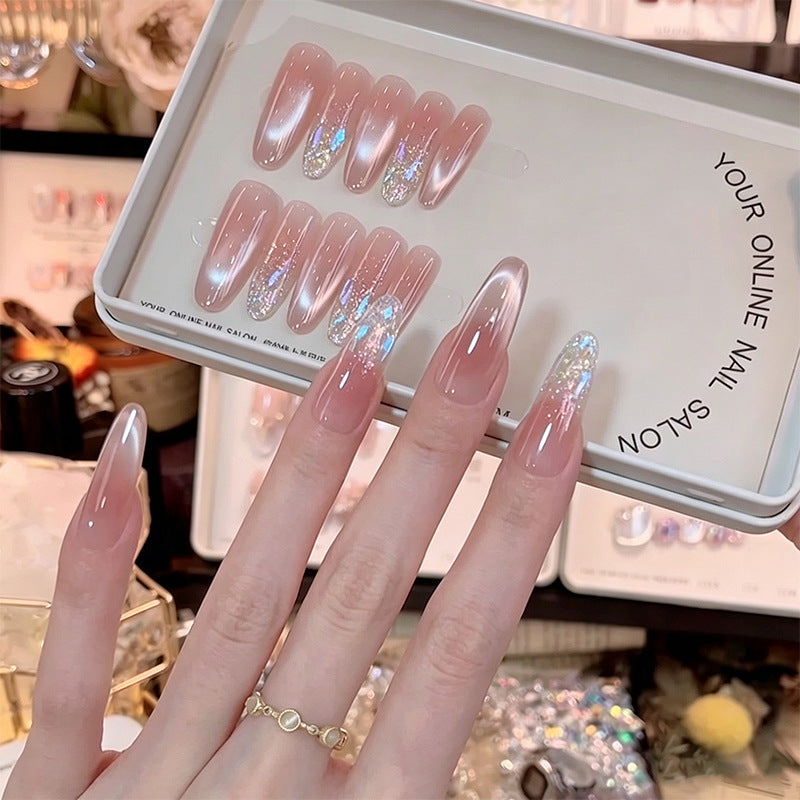 Kunstnagelset mit funkelnden Glitzerakzenten Brehn