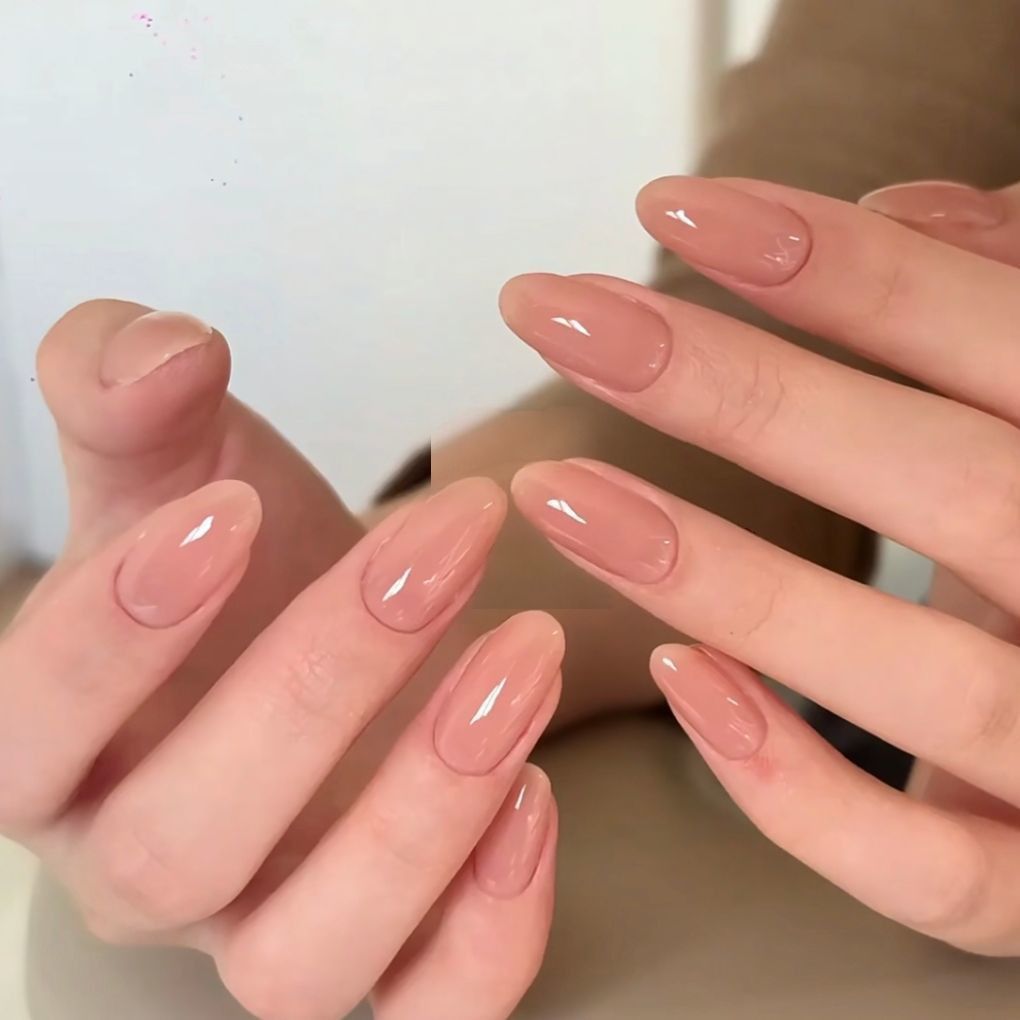Elegante mandelförmige glanzende Nagelverstärkungen