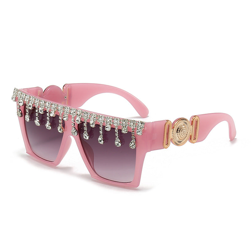 Modische Statement-Sonnenbrillen mit eleganten Strassdetails