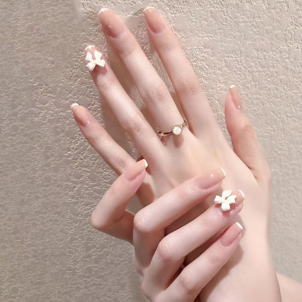 Elegante Kunstnägel mit floralen Akzenten Brehn