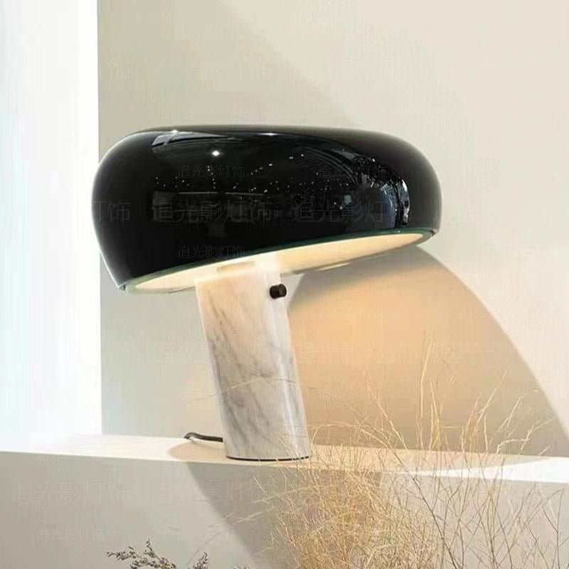 Schlanke moderne minimalistische Tischlampe