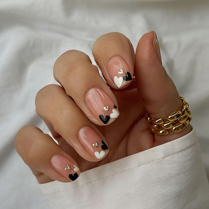 Kreatives Kunstnagelset mit romantischen Herzdesigns Brehn