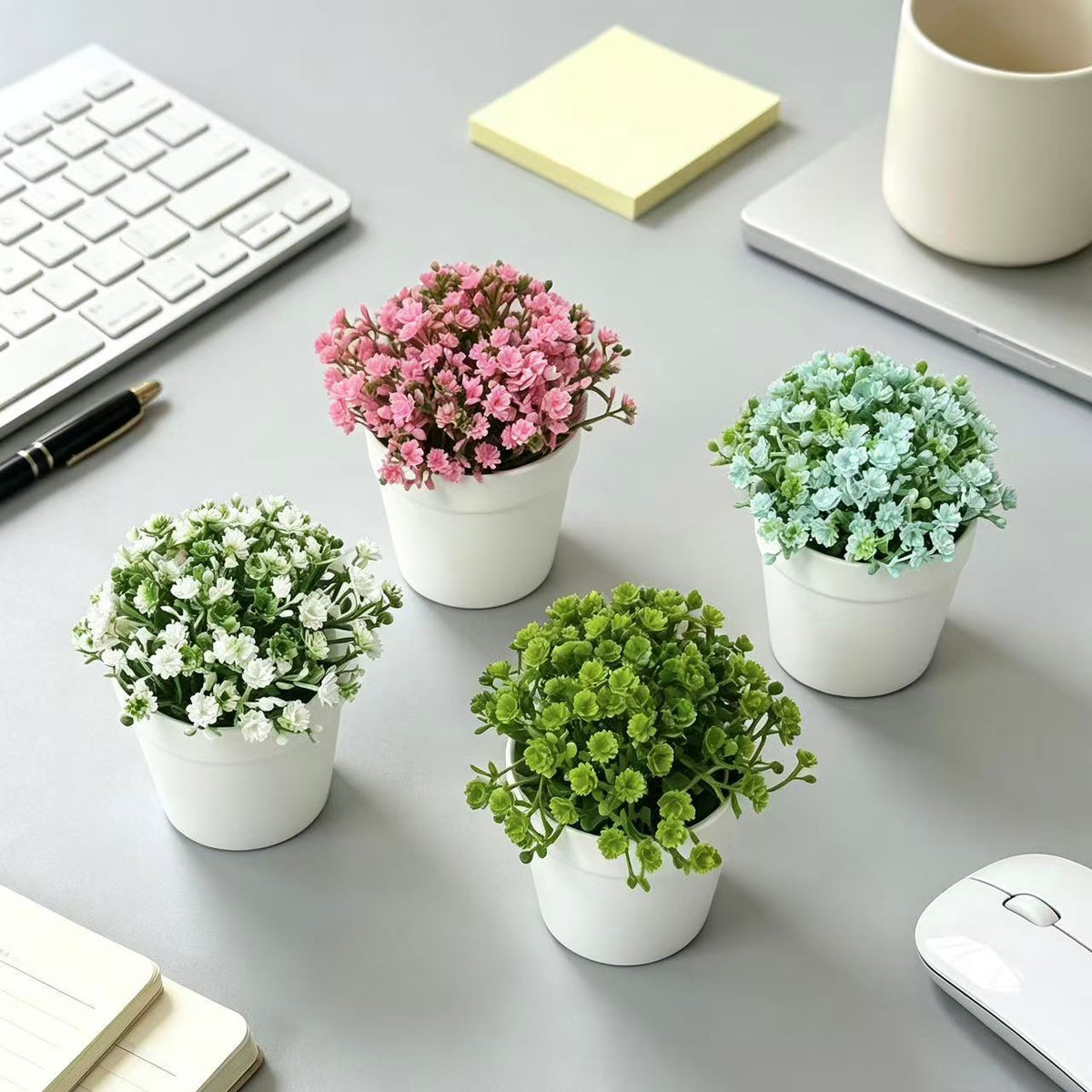 Miniatur Arrangement mit künstlichen Blumen im Topf