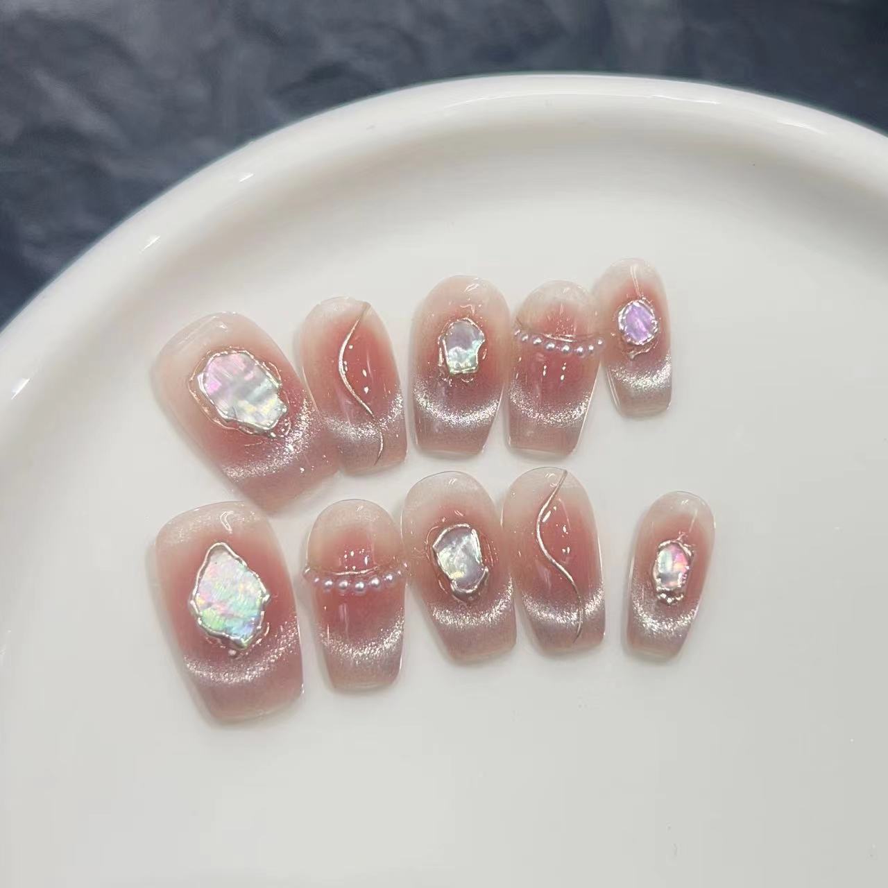 Dekorative Press-On Nagelkollektion mit Edelsteinakzenten Brehn