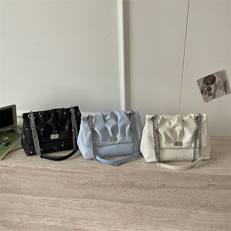 Stylische Handtasche mit Kettenakzenten