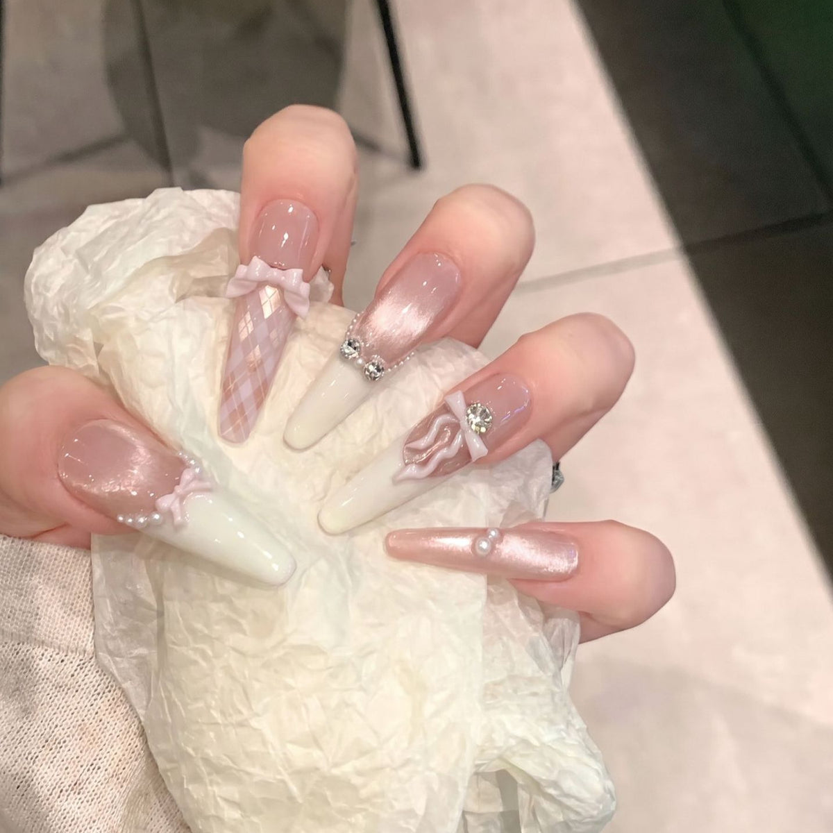 Elegantes Stiletto Presse-Nagel-Set mit dekorativem Schleifen- und Edelsteinakzenten Brehn