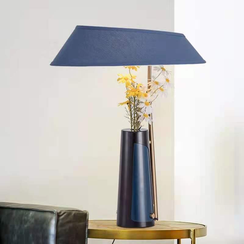 Dekorative Akzent-Tischlampe mit floralem Arrangement