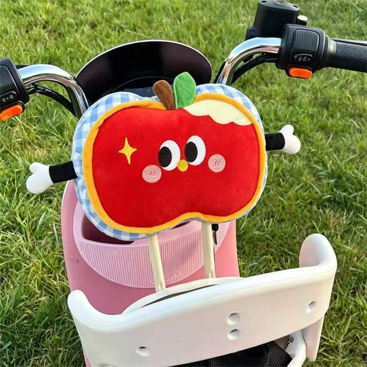 Gepolstertes Kindersitz‑Rückenpolster im Apfel‑Plüschdesign mit seitlichen Armstützen