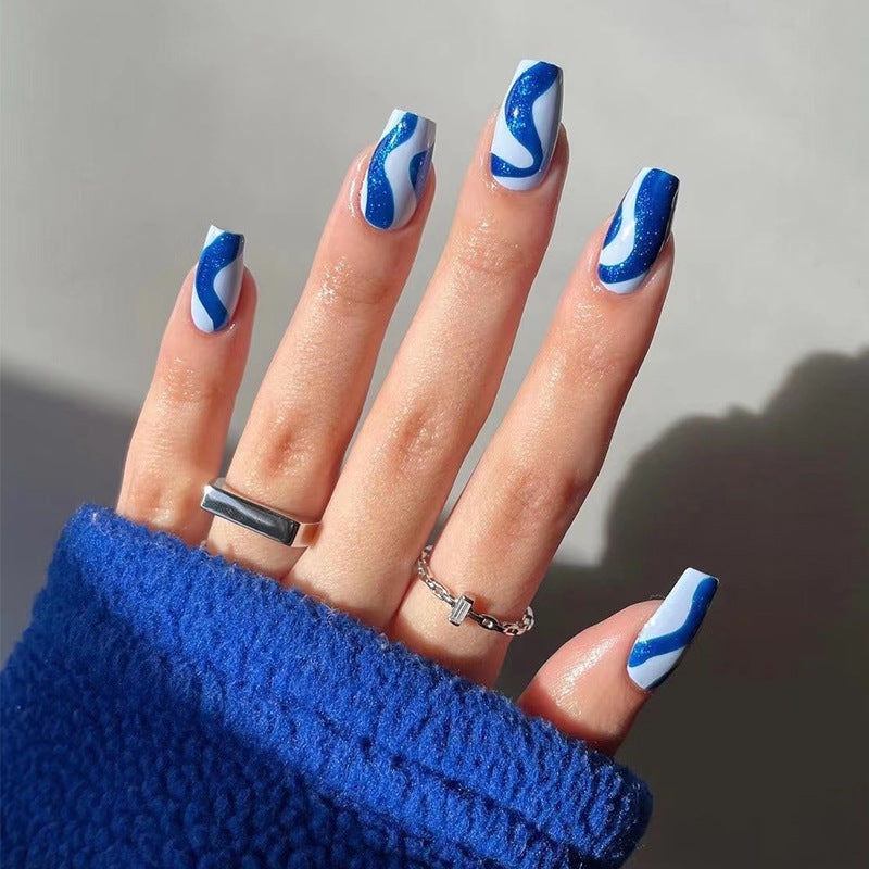 Kunstvolle Nagelverlängerungen mit elegantem Blattmuster Brehn