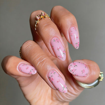 Kunstnagelset mit elegantem French-Tipp und schimmernden Akzenten Brehn