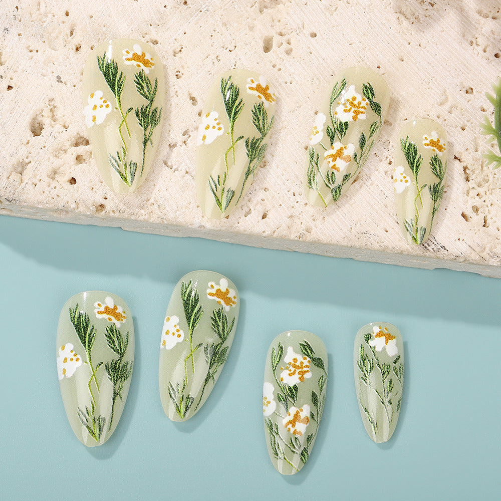 Handgemachte Kunstnägel mit floralen Akzenten Brehn