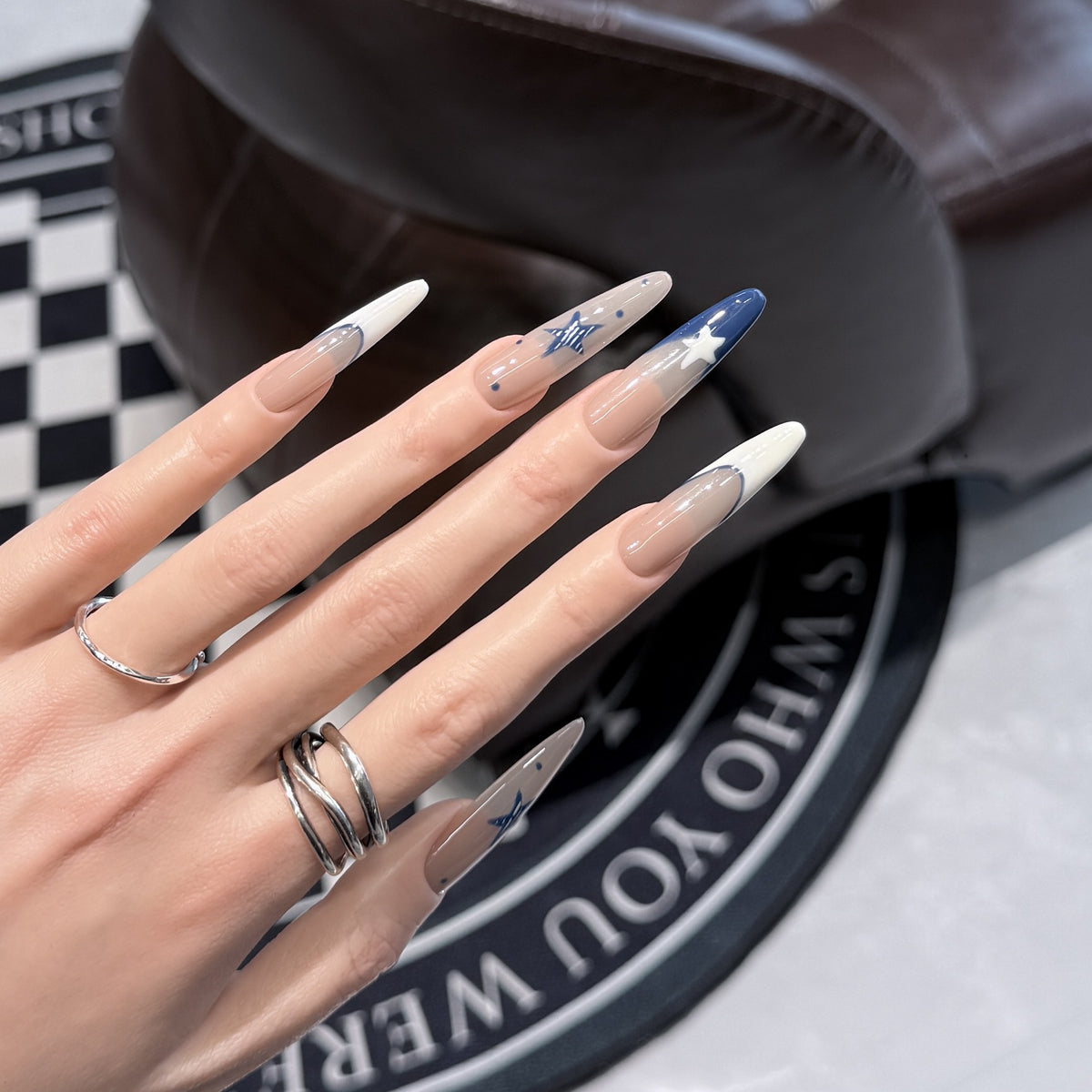 Künstlerisches Stiletto Druck-Nagelset mit himmlischem Design Brehn