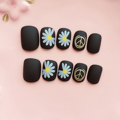 Künstlerisches Press-On-Nageldesign mit floralen und geometrischen Akzenten