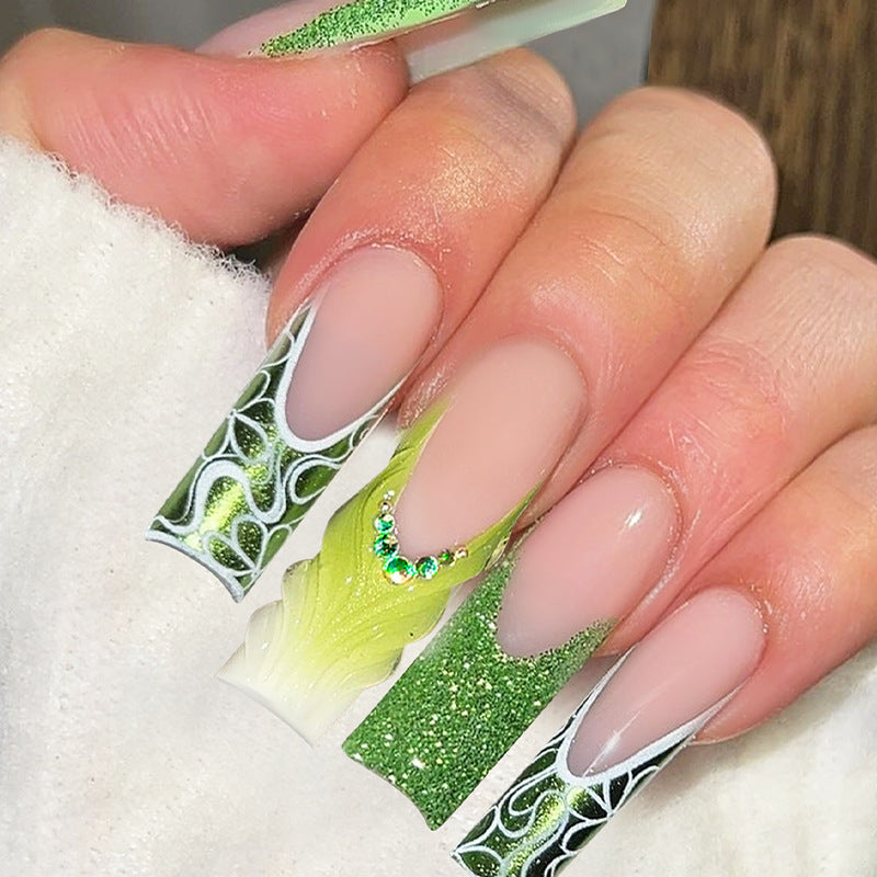 Kunstnagelset mit eleganten Glitzer- und spezifischen Designs Brehn