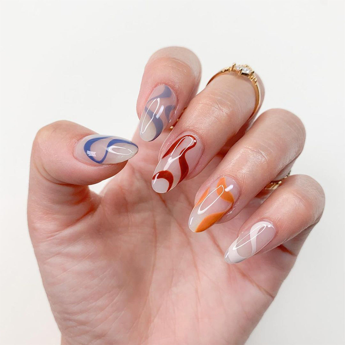 Kunstvolle Nagelkunst mit abstrakten Designs Brehn