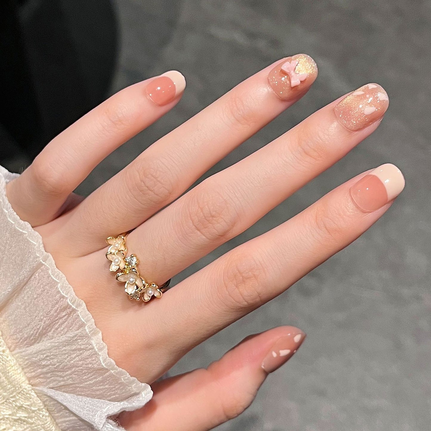Künstlerisches Nageldesign mit niedlichen Schleifen Brehn