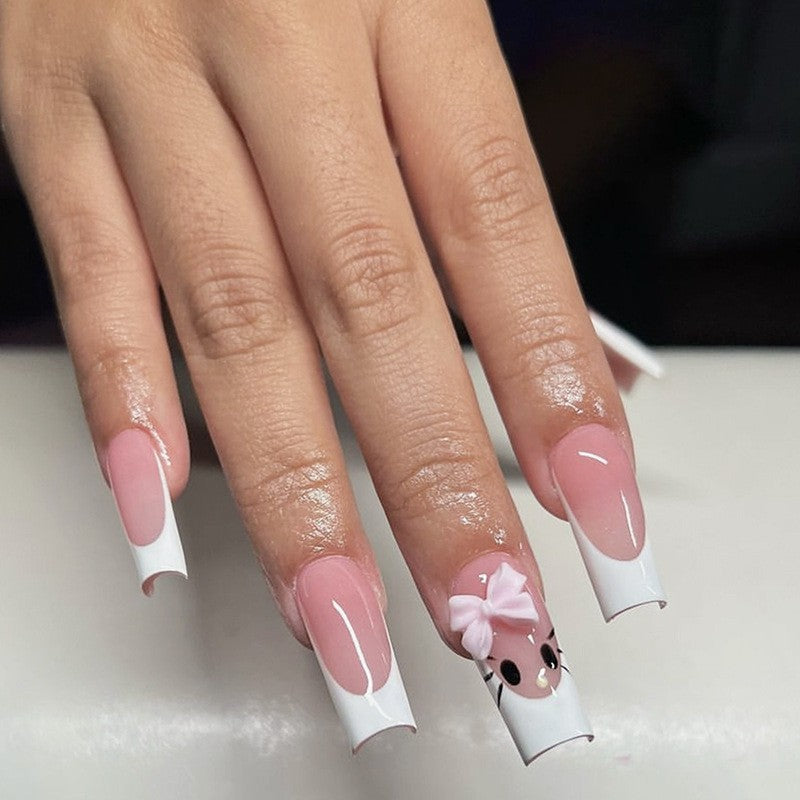 Glamouröses Kunstnagelset mit funkelnden Strassverzierungen und kreativen Tiermotiven Brehn