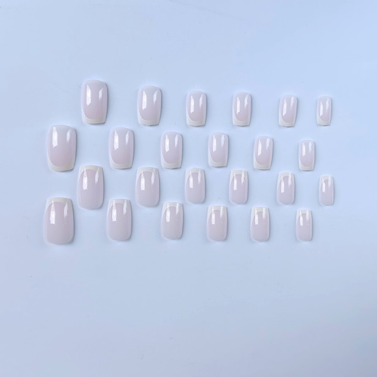 Elegantes French Tip Nagelkunstset  1790958182