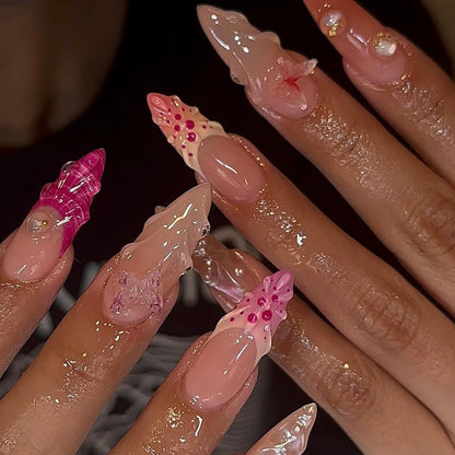 Kunstvolle Nagelverlängerungen mit einzigartigen 3D-Akzenten Brehn
