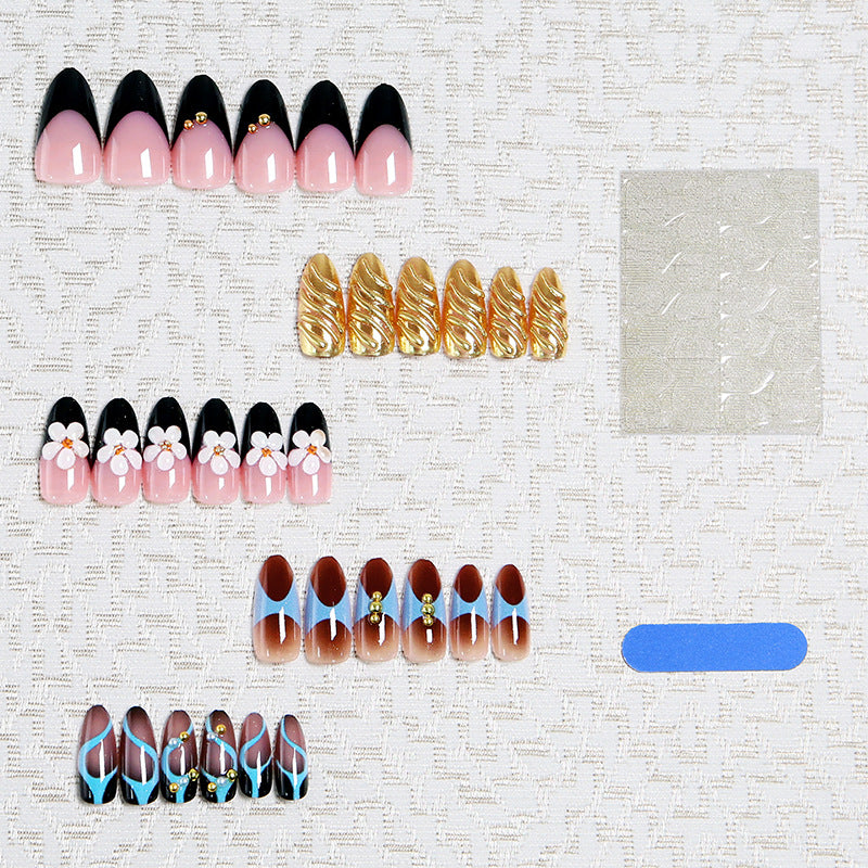 Kunstnagelset mit filigranen floralen Verzierungen und glamourösen Akzenten Brehn