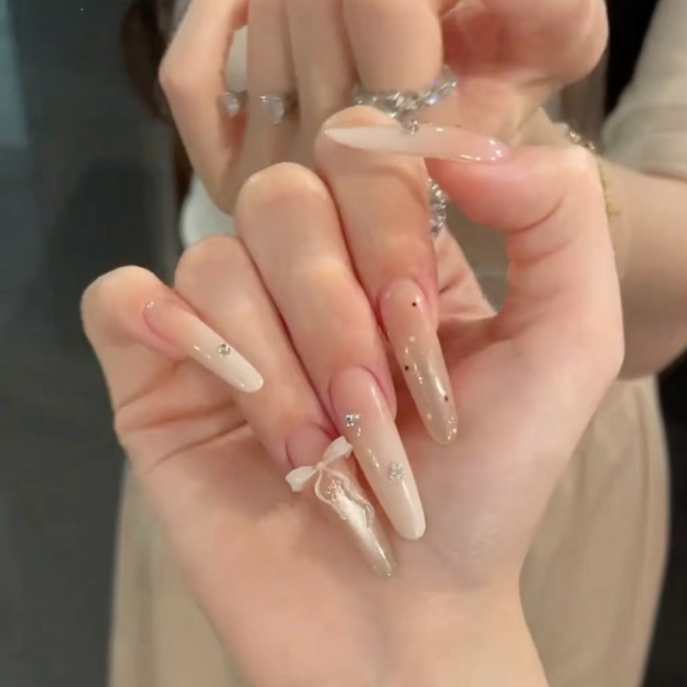 Künstlerische Stiletto Press-On Nail Set mit dekorativen Akzenten Brehn