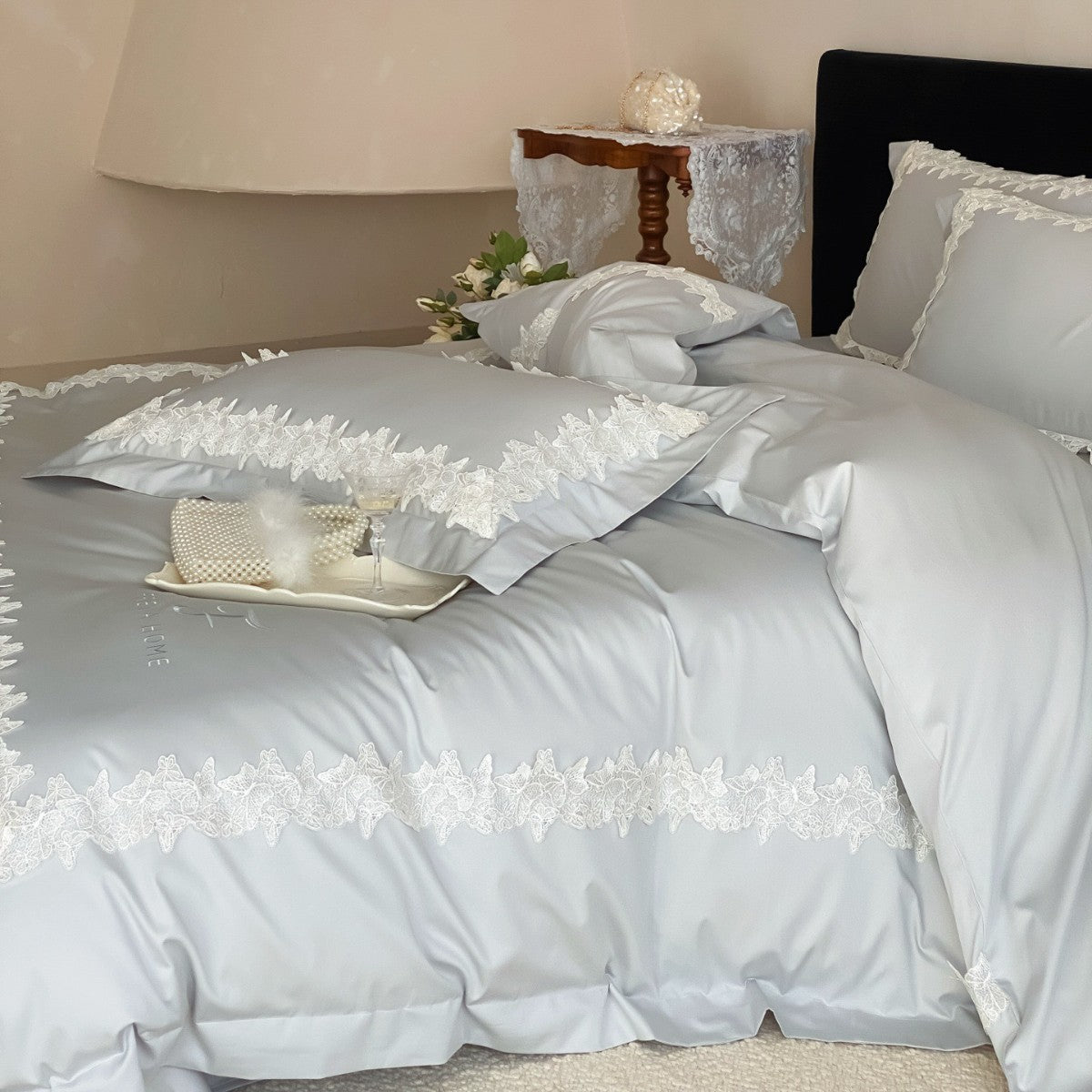 Satin Bettbezug Set mit Spitzenbesatz und Kissenbezügen mit Wimpernfransen