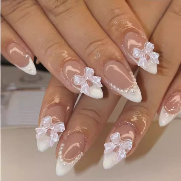 Kunstnagelset mit eleganten Spitzen und floralen Akzenten Brehn