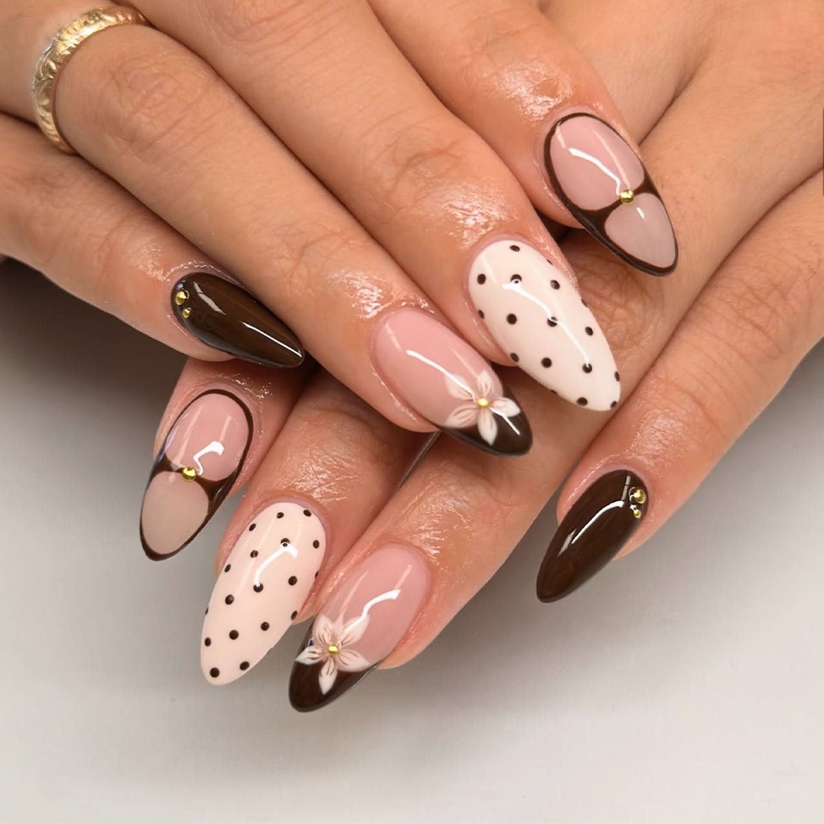 Kunstvolle Nagelgestaltung mit Blumen- und Punktmotiven Brehn