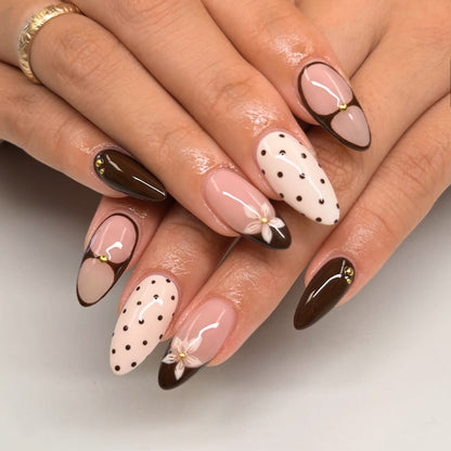 Kunstvolle Nagelgestaltung mit Blumen- und Punktmotiven Brehn