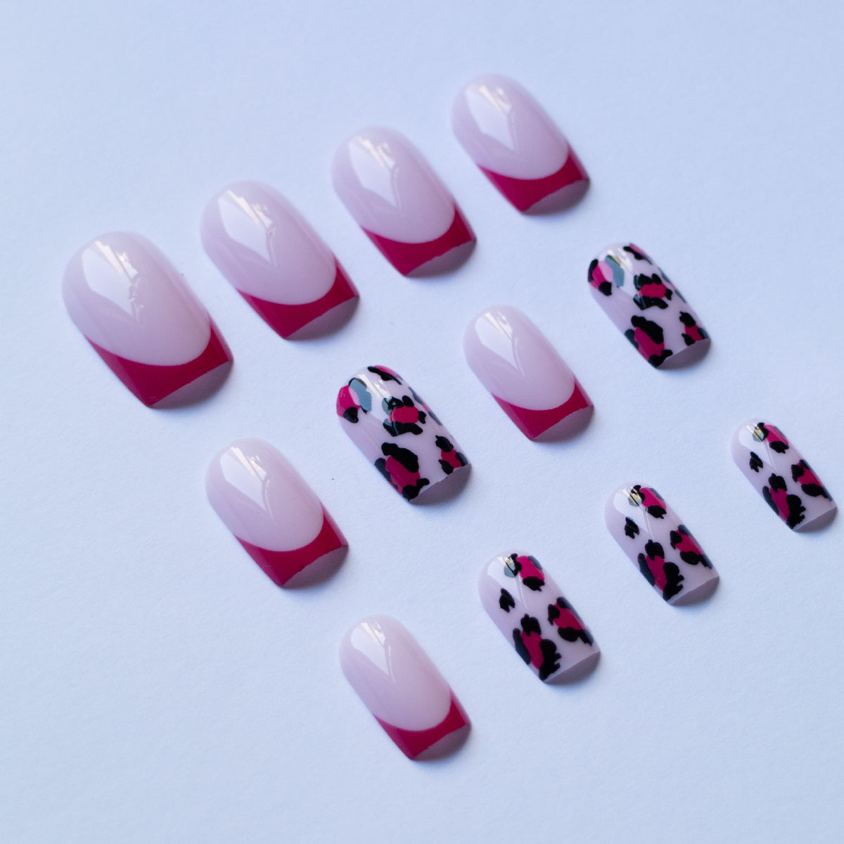 Künstlerischer Leopard und französische Spitzen-Nagelkunst