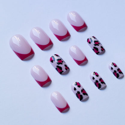 Künstlerischer Leopard und französische Spitzen-Nagelkunst