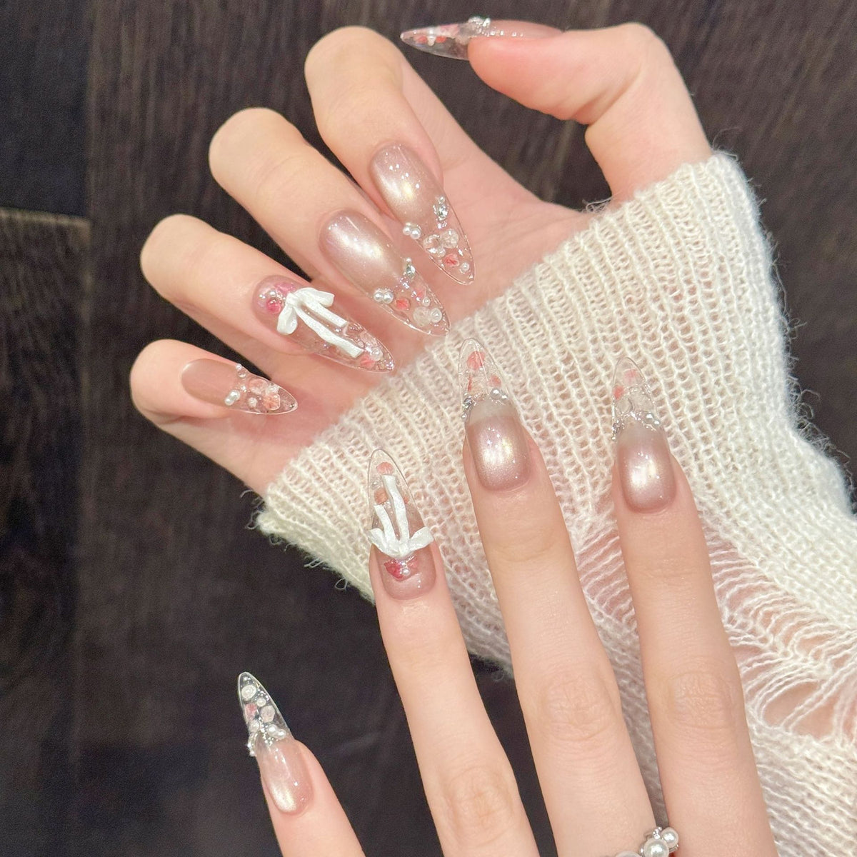 Dekoratives Press-On Nagelkunstset mit eleganten Perlen- und Schleifenelementen
