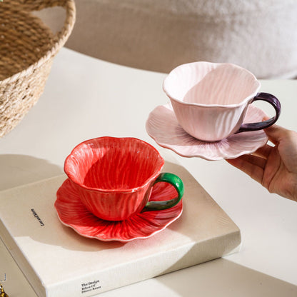 Keramiktasse mit Untertasse in Blütenform