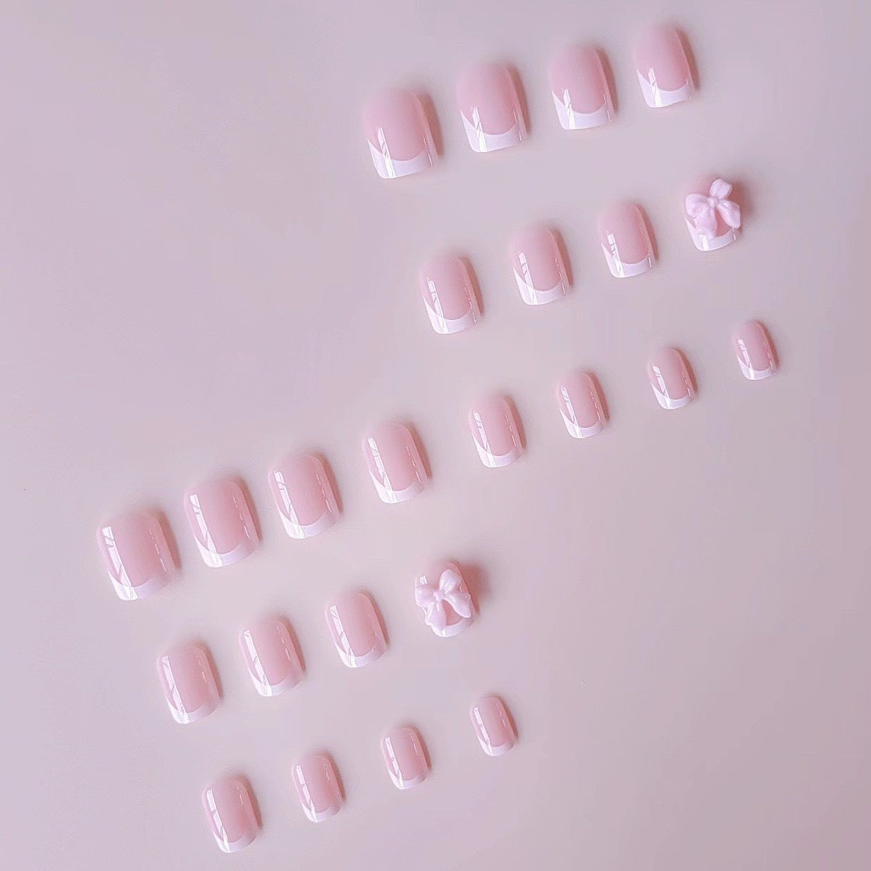 Kunstnagelset mit eleganten Spitzen und 3D Schleifenverzierungen Brehn
