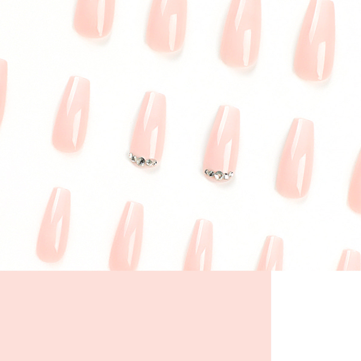Kunstvolle Nagelverlängerungen mit elegantem Ombre-Design und Strass-Akzenten Brehn