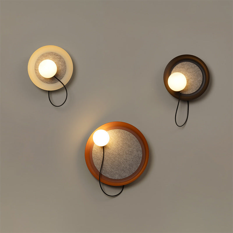 Moderne Wandlampe mit Stoffhintergrund und sanftem Licht