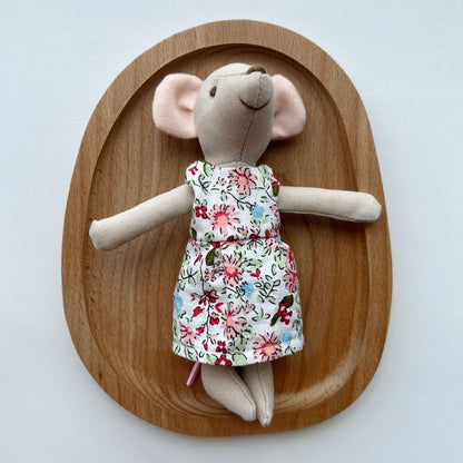 Handgefertigte Bio-Baumwolle Hasenpuppe mit Leinenjacke und karierten Shorts