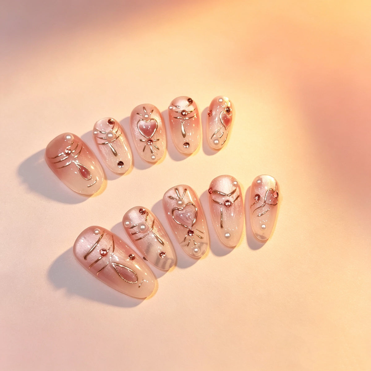 Künstlerisches Press-On-Nagelset mit eleganten Herz- und Blumenakzenten