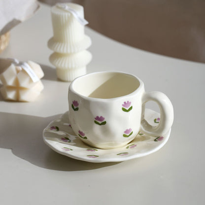 Keramik-Tasse mit handbemaltem Tulpenmuster und organischer Form