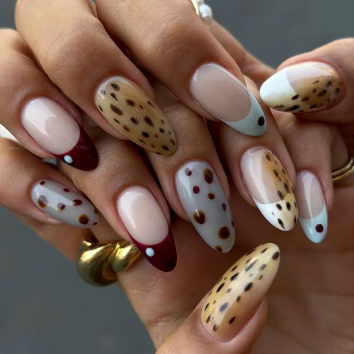 Kunstvolle Stiletto-Nägel mit modernem Tiermotiv Brehn