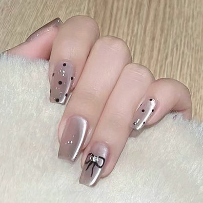 Kunstvolle Nagelverlängerungen mit bunten Schleifenmotiven Brehn