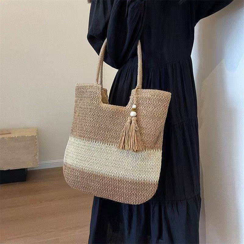 Handtasche Aus Geflochtenem Naturmaterial mit Quastendetails Brehn