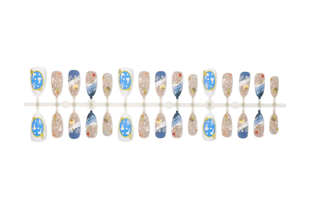 Kunstnagelset mit maritimen Designs und eleganten Verzierungen Brehn