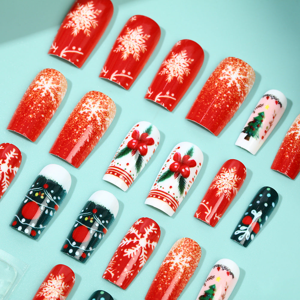 Festliche Kunstnägel im Weihnachtsdesign Brehn